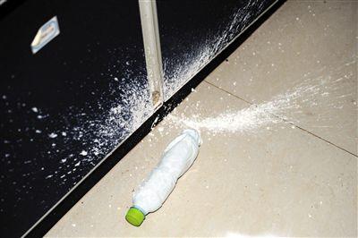 干燥剂遇水爆炸视频,惊险瞬间引发安全警示