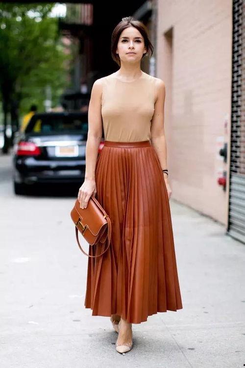 直筒一步长裙走路视频,优雅步伐演绎时尚风采