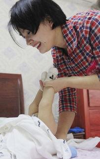 小女孩换尿布视频,温馨日常瞬间记录