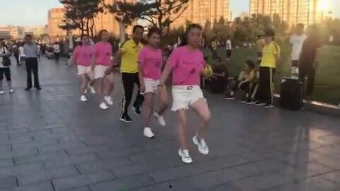 广场舞鬼步舞视频,跟随节奏，舞动青春风采